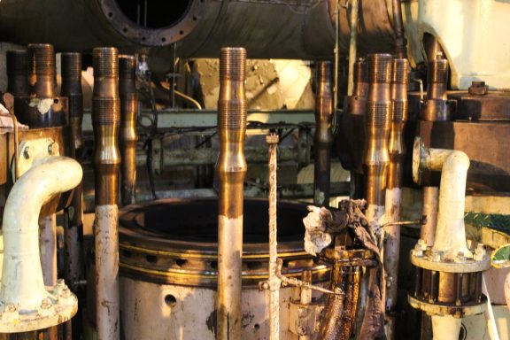 On-board marine engine overhaul and mechanical maintenance works