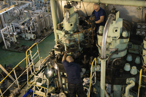 On-board marine engine overhaul and mechanical maintenance works